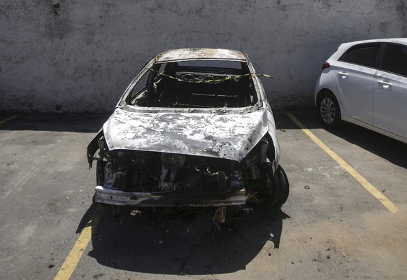 epa05691981 The burnt-out which the Greek ambassador to Brazil rented stands on a parking lot in Nova Iguacu, outskirts of Rio de Janeiro, RJ, Brazil, 30 December 2016. A suspected crime of passion ca ...