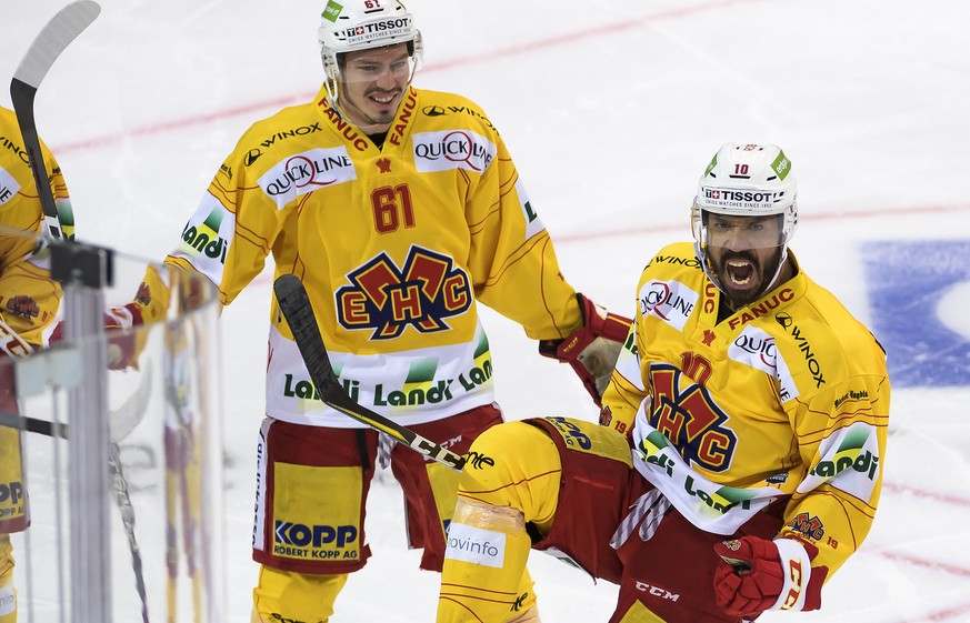 Biels Robbie Earl, rechts, jubelt nach seinem Tor (1-0) mit Biels Michael Huegli, links, im fuenften Eishockey Playoff-Halbfinalspiel der National League zwischen dem SC Bern und dem EHC Biel, am Donn ...