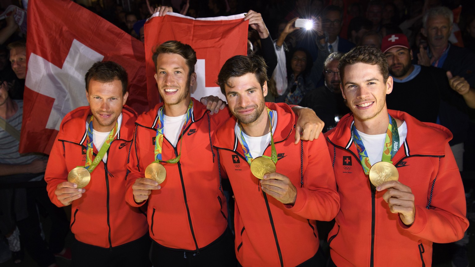 ZUR MELDUNG, DASS DER LEICHTGEWICHTS-VIERER MIT LUCAS TRAMER, SIMON SCHUERCH, SIMON NIEPMANN UND MARIO GYR DIE AUSZEICHNUNG &quot;TEAM DES JAHERES 2016&quot; ERHALTEN HAT, STELLEN WIR IHNEN AM SONNTAG ...