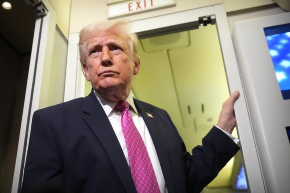 President Donald Trump speaks to reporters aboard Air Force One en route from West Palm Beach, Fla., to Joint Base Andrews, Md., Sunday, March 29, 2026. (AP Photo/Mark Schiefelbein)
Donald Trump