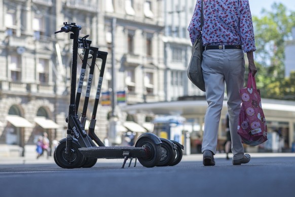 Various electric scooters at the Paradeplatz in Zurich on 24 June 2019. (KEYSTONE/Christian Beutler)

Verschiedene E-Scooter beim Paradeplatz in Zuerich am 24. Juni 2019. (KEYSTONE/Christian Beutler)