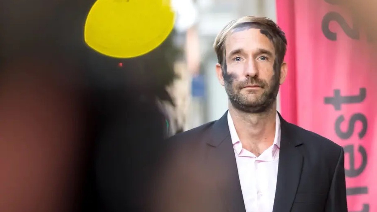 Philipp Ruch, Ost-West-Agent gegen den Rechtsextremismus, künstlerischer Leiter des «Zentrums für Politische Schönheit» in Berlin. Die Kriegsbemalung aus Asche ist sein Markenzeichen.