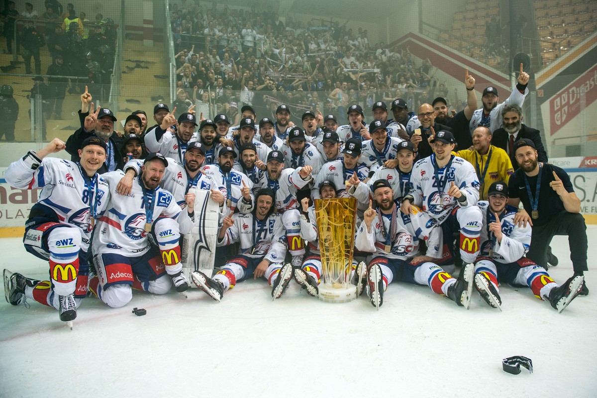 Zurich's players celebrate with the trophy after winning the Swiss championship title, during the seventh match of the playoff final of the National League of the ice hockey Swiss Championship be ...