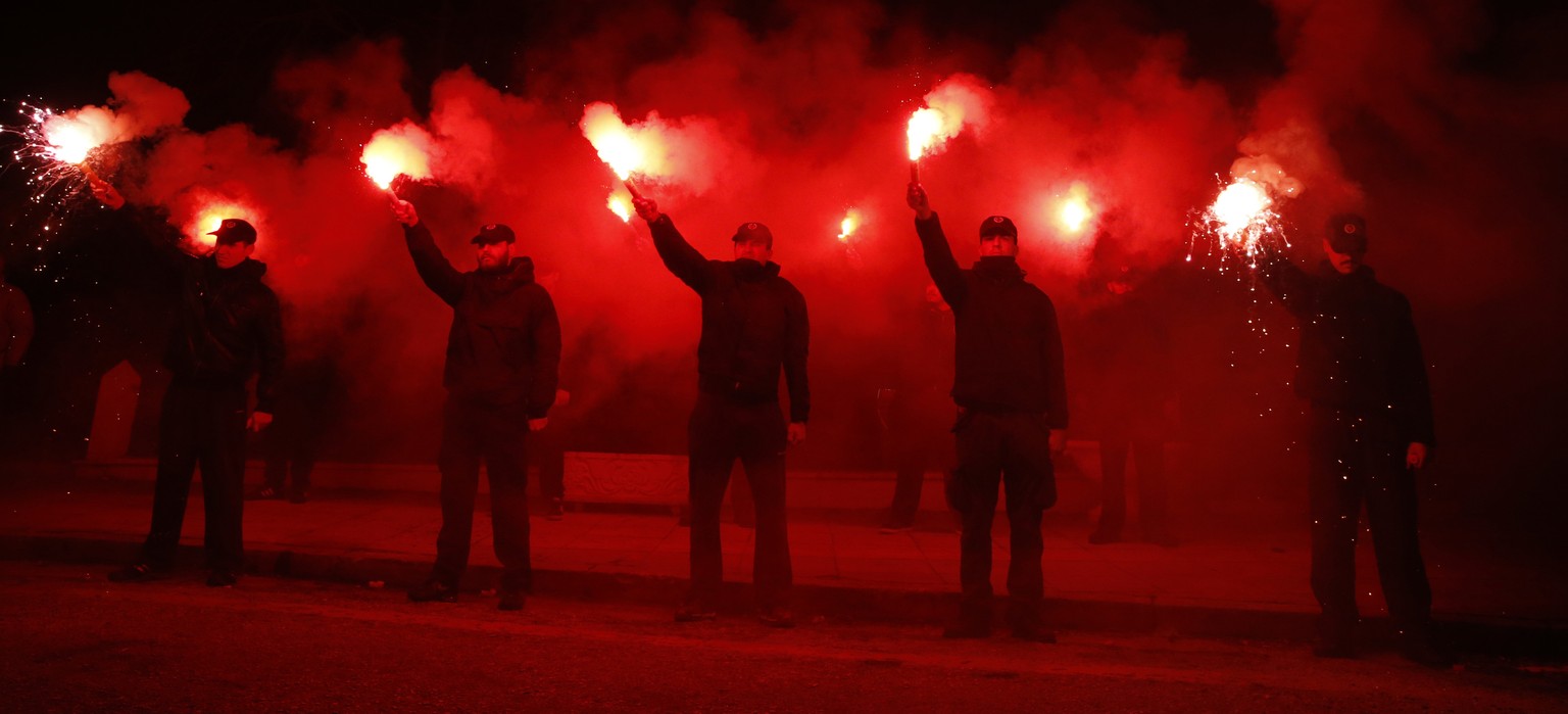 Neonazis skandierten mit Fackeln rechtsextreme Parolen vor einem Asylheim. (Symbolbild)