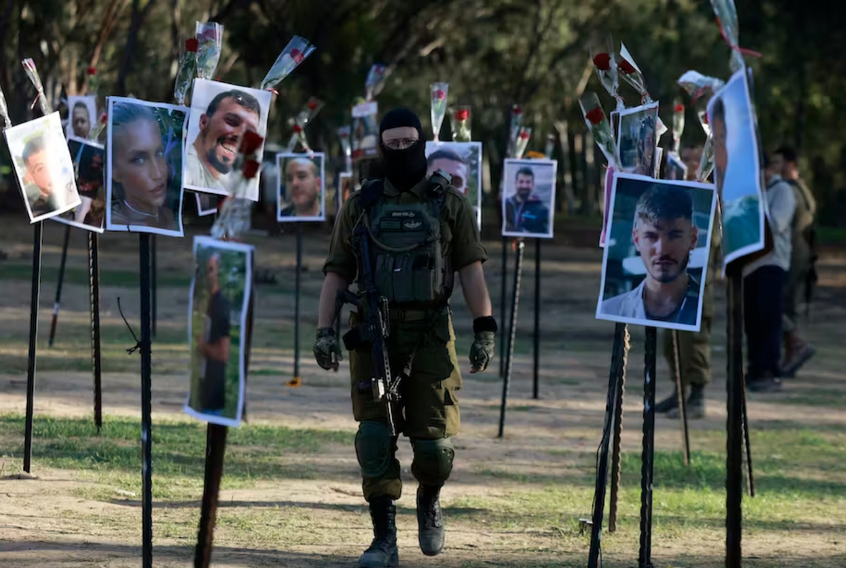 Un mémorial composé de photos de personnes assassinées le 7 octobre par le Hamas a été installé sur le site du festival Nova, dans le Néguev. La volonté de venger les quelque 1 200 civils tués ce jour ...