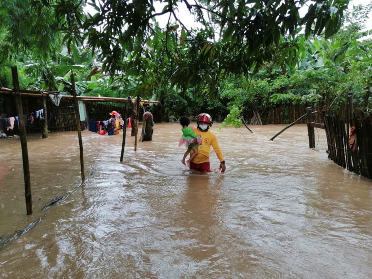 epa08793716 A handout photo made available by the Honduran Fire Department of rescue work in a flooded area due to Hurricane Eta, in the city of Tela in the Honduran Caribbean, 02 November 2020. Eta w ...