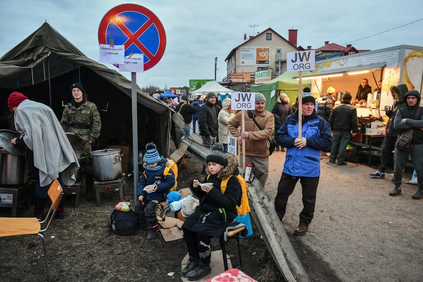 War refugees at the Polish-Ukrainian border crossing in Dorohusk, Poland, 05 March 2022. European Commission President Ursula von der Leyen said on 05 March that the number of people who fled the Russ ...