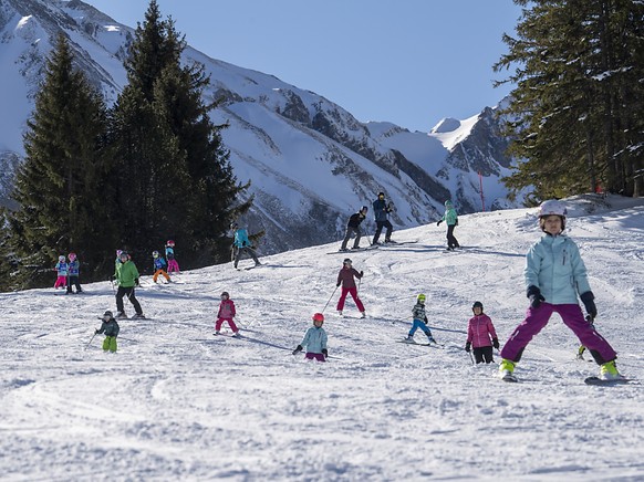 Auf den Pisten sinkt die Zahl der Todesopfer, abseits der Pisten steigt sie: Skifahren in S�renberg LU im Februar. (Archivbild)