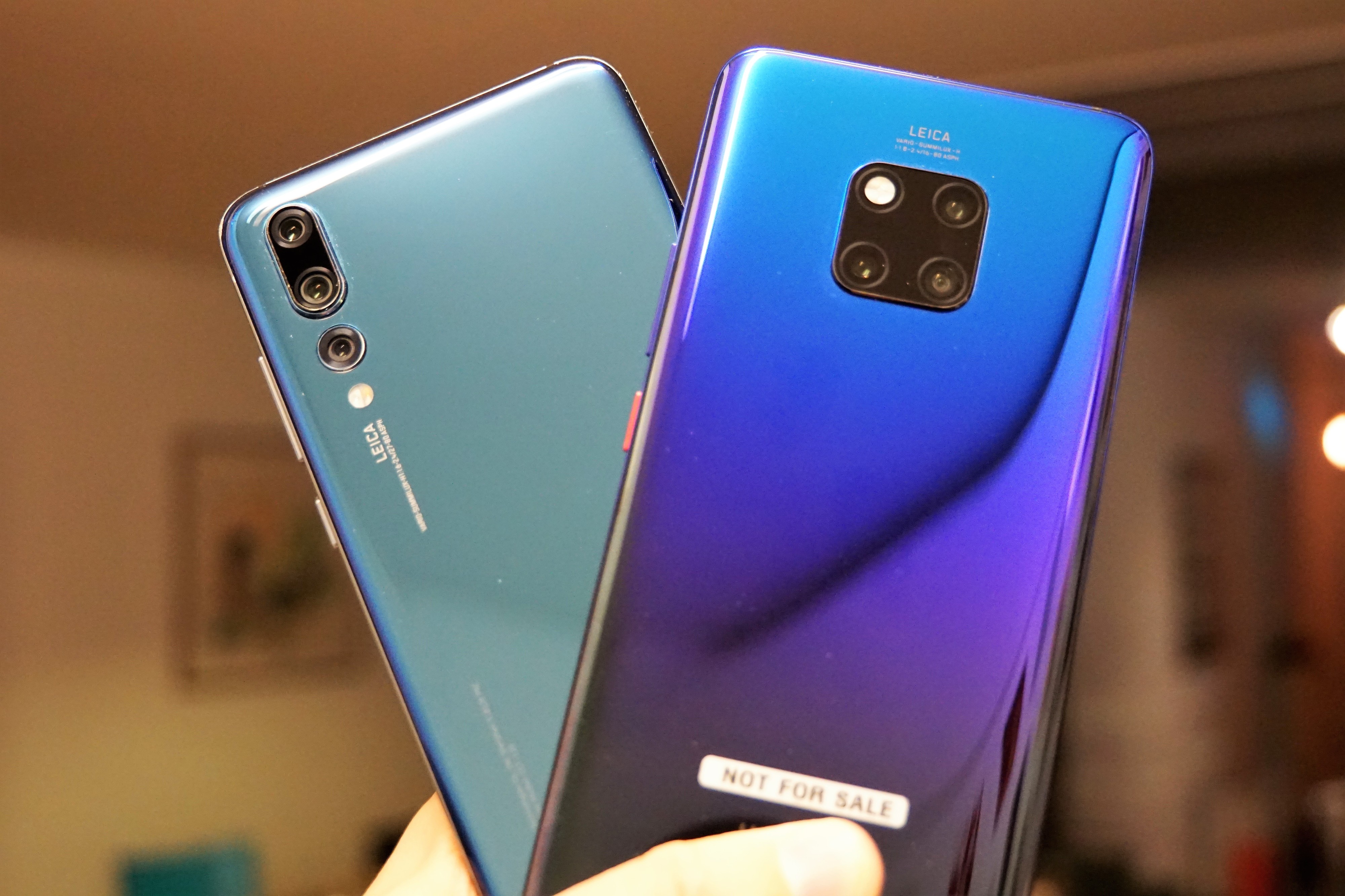 Huawei P20 Pro (links) und das neue Mate 20 Pro: Beide Handys haben eine verblüffend gute Dreifach-Kamera.&nbsp;
