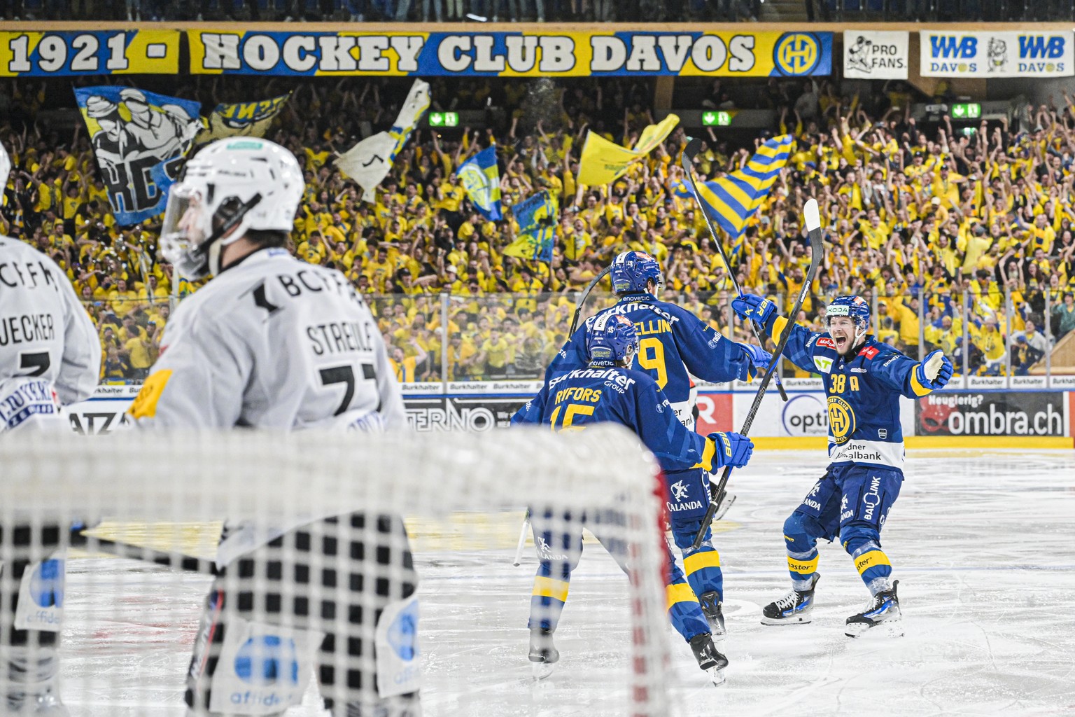 Simon Ryfors (HCD), 5-4 Torschuetze Adam Tambellini und Lukas Frick, von links, jubeln im fuenften Eishockey Playoff Finalspiel der National League zwischen HC Davos (HCD) und HC Fribourg-Gotteron (HC ...
