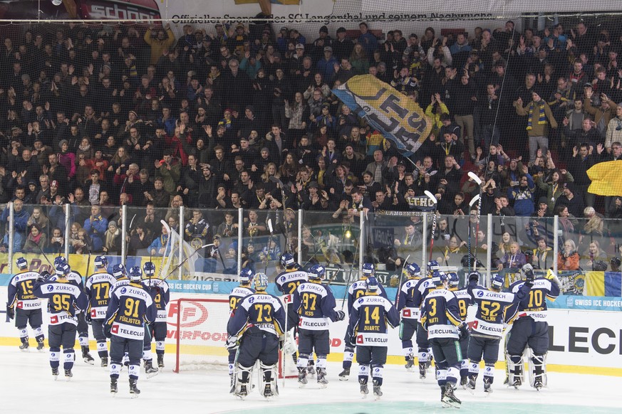 Langenthals Fans nach dem Swiss Ice Hockey Cup Viertelfinal zwischen dem SC Langenthal und dem EHC Kloten, am Mittwoch, 23. November 2016, in der Eishalle Schoren in Langenthal. (KEYSTONE/Marcel Bieri ...