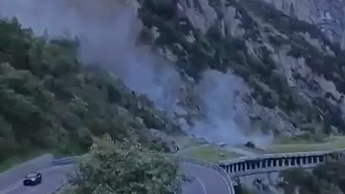 Schreckmoment-f-r-Autofahrer-Video-zeigt-Felssturz-in-der-Sch-llenenschlucht