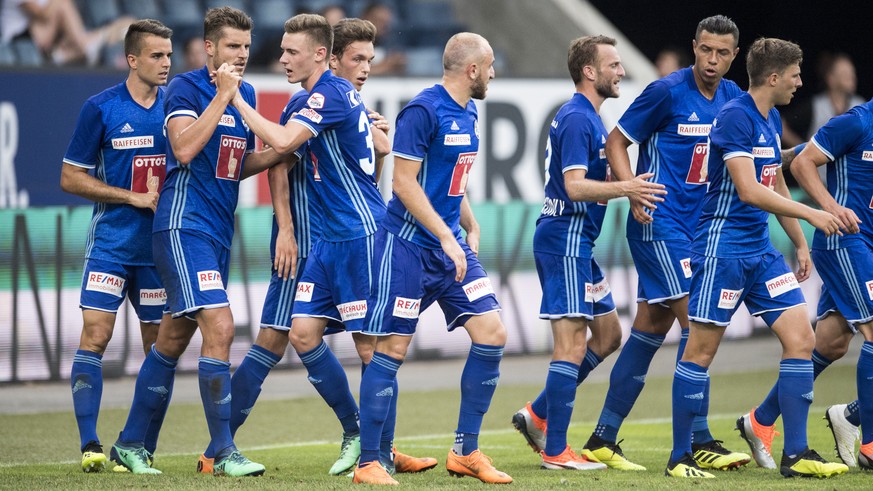 Die Luzerner mit Pascal Schuerpf, 2. von links, feiern das 2:1 beim Super League Meisterschaftsspiel zwischen dem FC Luzern und dem FC Lugano vom Samstag 4. August 2018 in Luzern. (KEYSTONE/Urs Flueel ...