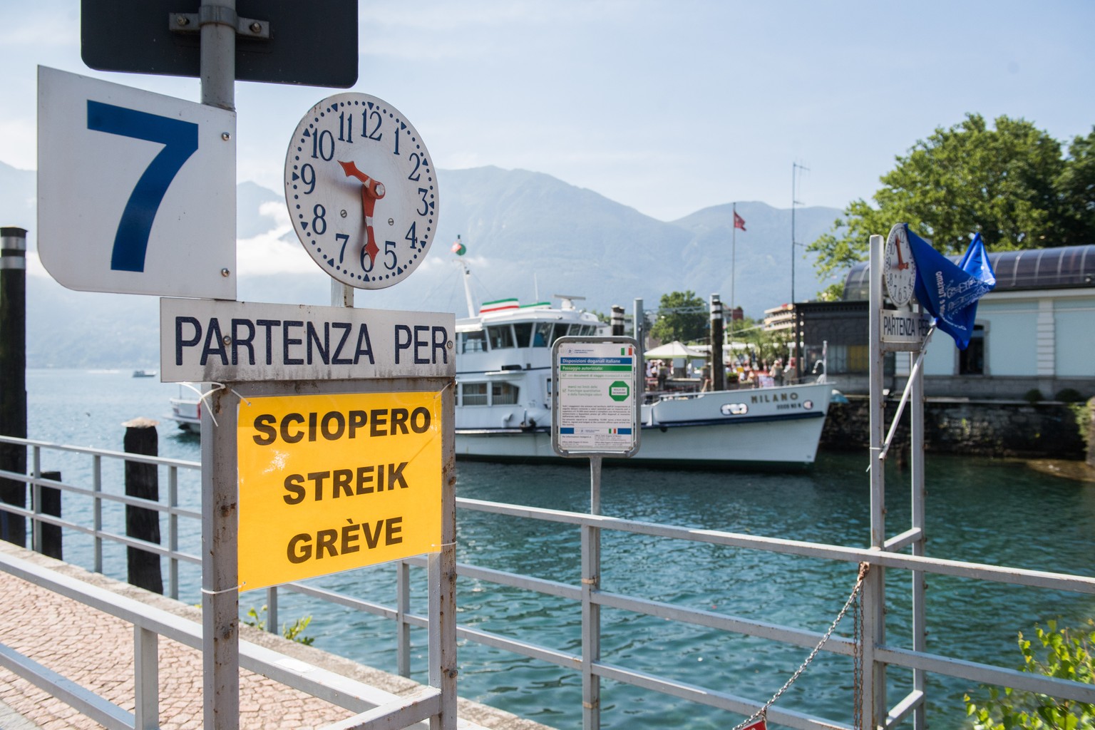 Ein Schild mit der Aufschrift &quot;Streik&quot; haengt bei der Schiffsanlagestelle in Locarno, am Sonntag, 25. Juni 2017. Die Mitarbeiter der Schifffahrtsgesellschaft des Lago Maggiore (Navigazione L ...