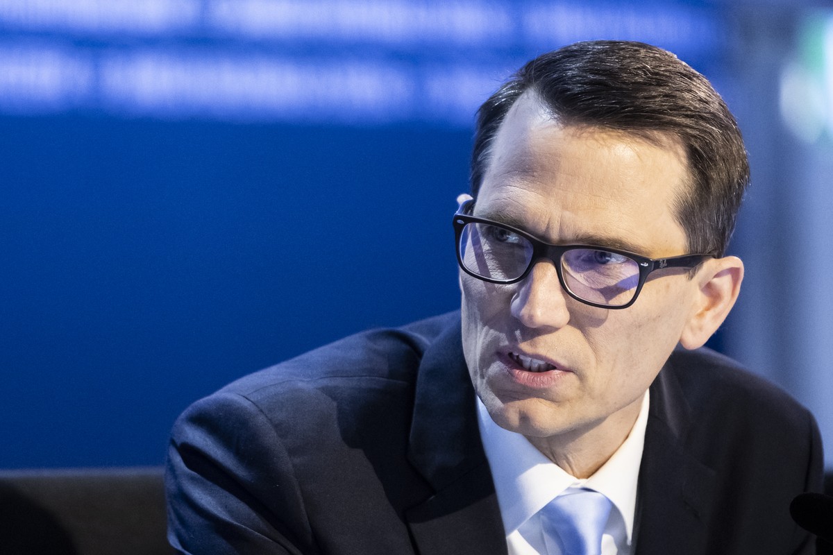 Martin Schlegel, Praesident des Direktoriums, spricht zu einem Kollegen des Direktoriums, an der Generalversammlung der Schweizerischen Nationalbank SNB, am Freitag, 25. April 2025 in Bern. (KEYSTONE/ ...