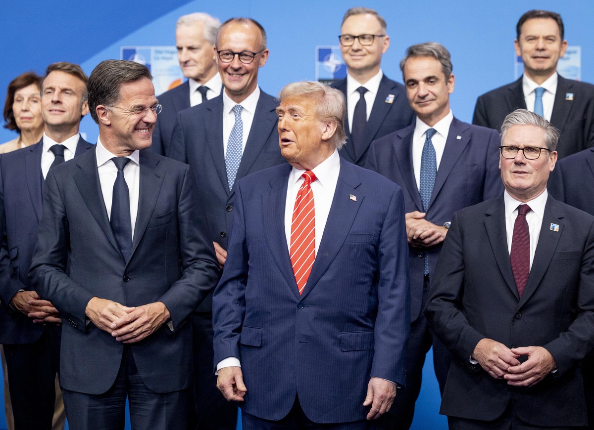 epa12196205 (L-R, back) French President Emmanuel Macron, German Chancellor Friedrich Merz, Polish President Andrzej Duda, Greek Prime Minister Kyriakos Mitsotakis, Portuguese Prime Minister Luis Mont ...