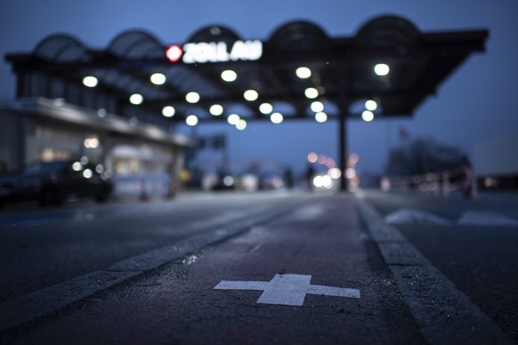 Ein Schweizer Kreuz am Zoll, aufgenommen am Mittwoch, 10. Februar 2021, in Au. (KEYSTONE/Gian Ehrenzeller)