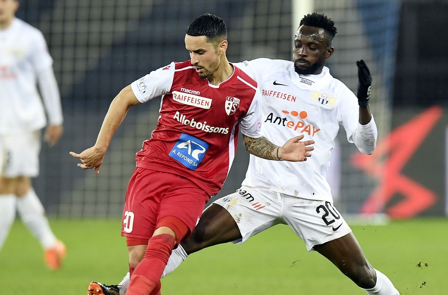 Der Zuercher Ousmane Doumbia, rechts, gegen Musa Araz, links, von Sion beim Fussballmeisterschaftsspiel der Super League FC Zuerich gegen den FC Sion im Stadion Letzigrund in Zuerich am Mittwoch, 23.  ...