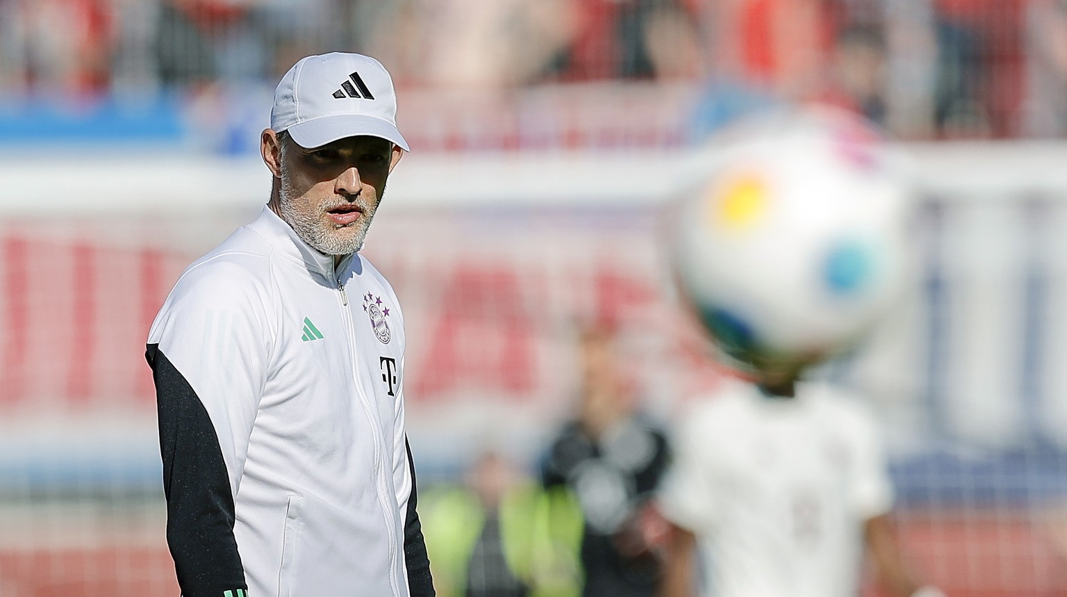 epa11262391 Munich&#039;s head coach Thomas Tuchel looks on during the German Bundesliga soccer match between 1. FC Heidenheim and FC Bayern Munich in Heidenheim, Germany, 06 April 2024. EPA/RONALD WI ...