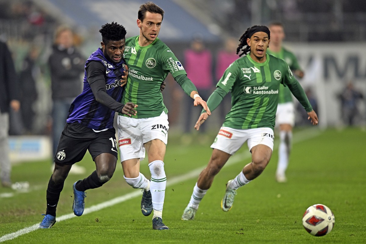 Der St. Galler Jordi Quintilla, rechts, gegen den Zuercher Daniel Afriyie, links, beim Fussballspiel der Super League FC St. Gallen gegen den FC Zuerich im Stadion Kybunpark in St. Gallen am Samstag,  ...