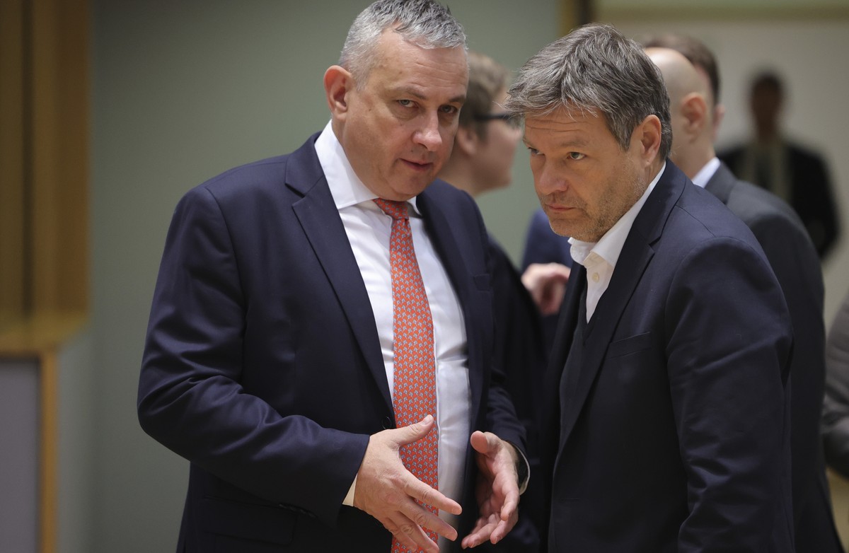 Czech Republic's Minister for Industry and Trade Jozef Sikela, left, speaks with Germany's Climate Action Minister Robert Habeck during a meeting of EU energy ministers in Brussels, Monday,  ...