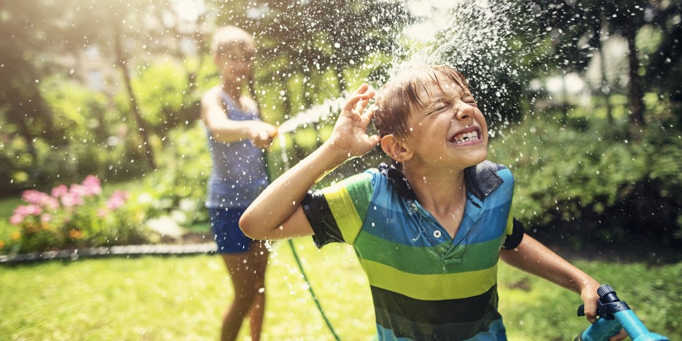 Eine Dusche mit dem Wasserschlauch ist auch an Berner Schulen willkommen (Symbolbild).