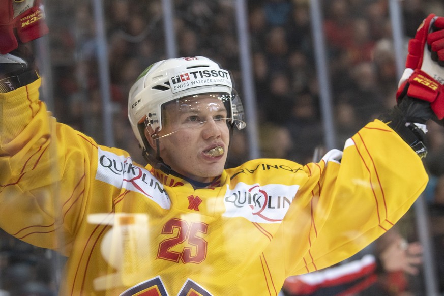 Biels, zweifacher Torschuetze Toni Rajala, jubelt, waehrend dem ersten Playoff Halbfinalspiel der National League, zwischen dem SC Bern und dem EHC Biel, am Dienstag 26. Maerz 2019 in der Postfinance  ...