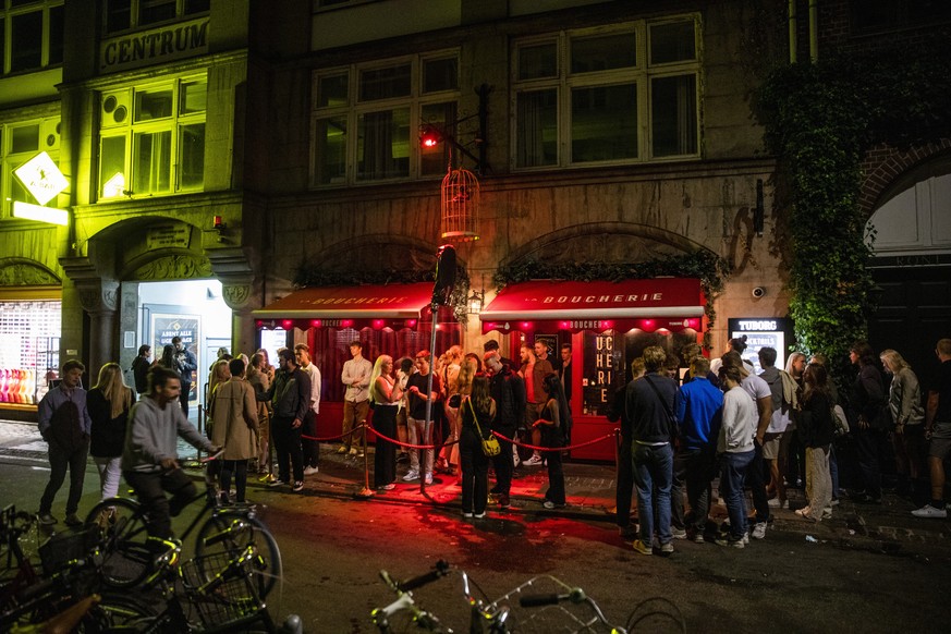 FILE - People wait in front of La Boucherie on Vestergade in Copenhagen on the night between Thursday, Sept. 2 and Friday, Sept. 3, 2021. Denmark&#039;s government has ordered nightclubs, bars and res ...