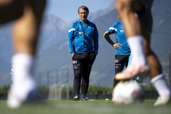 epa10841365 Switzerland&#039;s national soccer team head coach Murat Yakin during a training session of the Swiss national soccer team in Riddes, Switzerland, 05 September 2023. Switzerland faces Koso ...