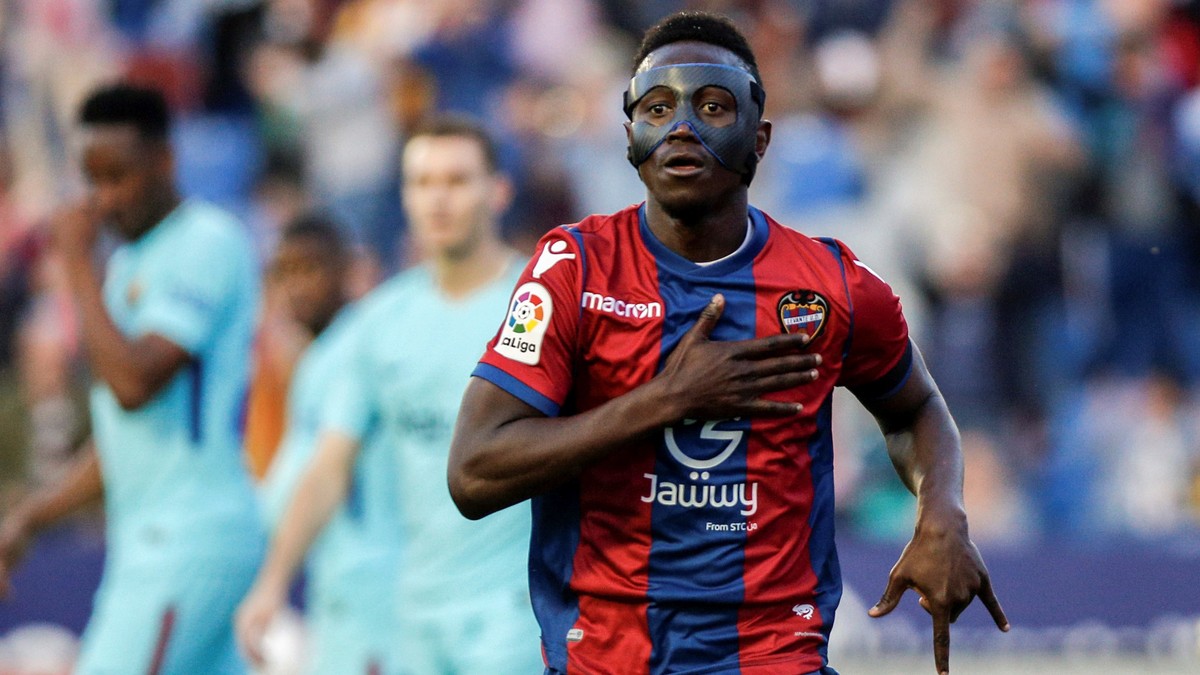 epa06733895 Levante's Ghanaian striker Emmanuel Boateng celebrates after scoring against FC Barcelona during their Spanish Primera Division soccer match at Ciudad de Valencia stadium in Valencia, ...