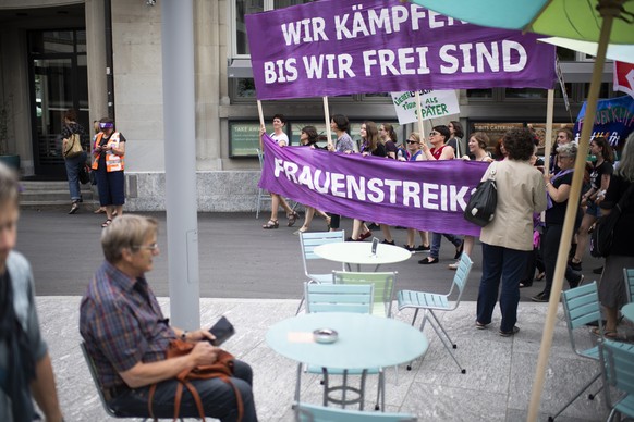 Eine Kundgebung zum nationalen Frauenstreik, am Freitag, 14. Juni 2019, in St. Gallen. (KEYSTONE/Gian Ehrenzeller)