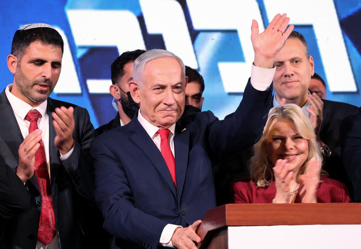 KEYPIX - epa13335720 Israeli Prime Minister Benjamin Netanyahu gestures (C) while addressing supporters during a Likud party election event in Jerusalem, 28 October 2026. Israelis headed to the polls  ...