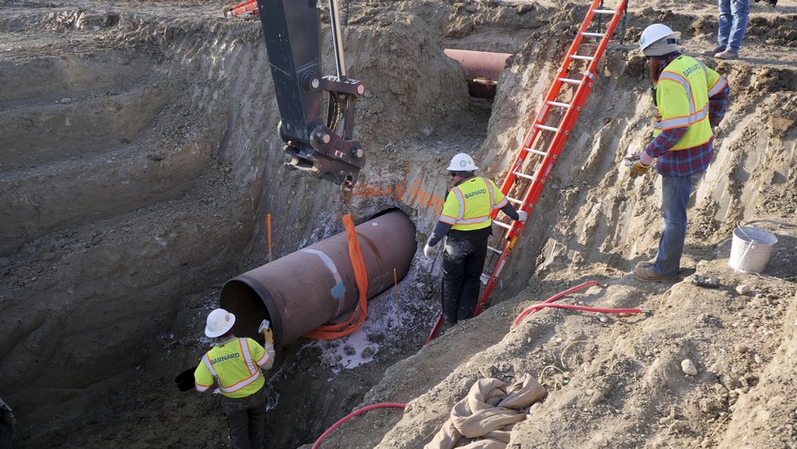 Arbeiter beim Bau der Pipeline Keystone XL an der Grenze zwischen USA und Kanada, April 2020. 