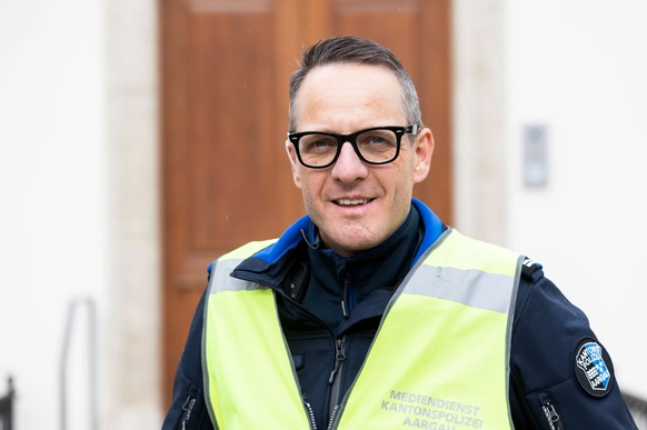 Conduire avec le pied par la fenêtre n’est pas interdit en Suisse