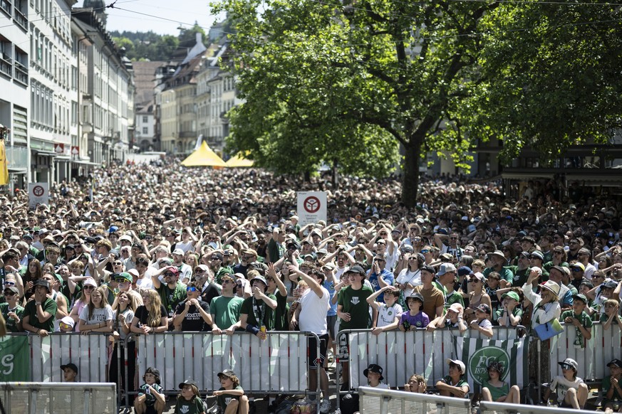 Fans des FC St. Gallen reagieren nach der Roten Karte gegen den Torhueter Lukas Watkowiak beim Public Viewing des Fussball Cupfinal zwischen dem FC Stade Lausanne-Ouchy und dem FC St. Gallen, am Sonnt ...