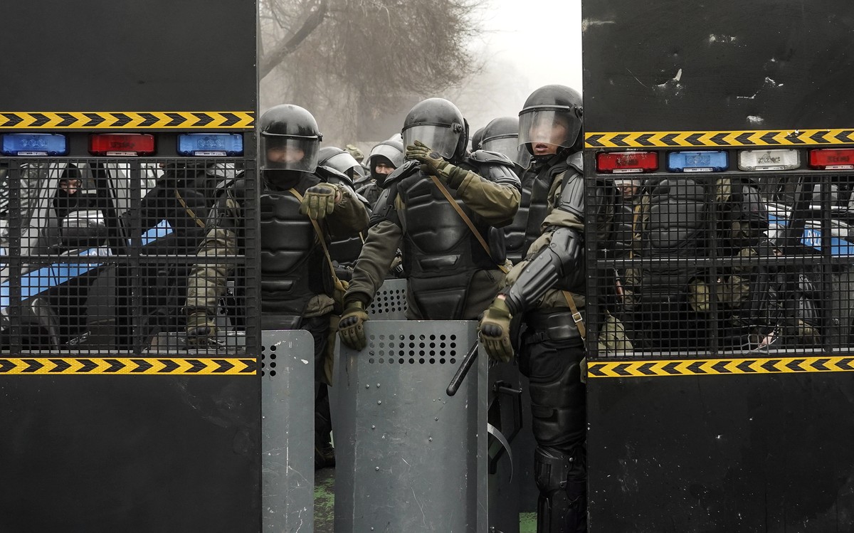 epaselect epa09667767 Riot police officers block a street during a protest rally over a hike in energy prices in Almaty, Kazakhstan, 05 January 2022. Protesters stormed the mayor's office in Alma ...
