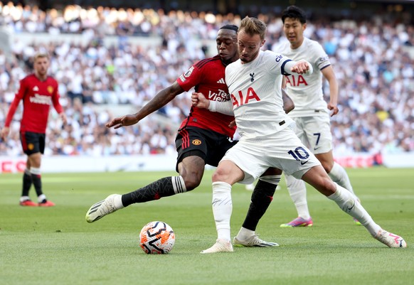 epaselect epa10807805 James Maddison (R) of Tottenham in action against Aaron Wan-Bissaka of Manchester United during the English Premier League soccer matchh between Tottenham Hotspur and Manchester  ...