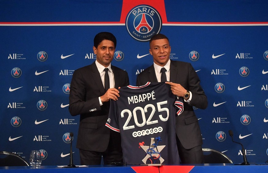 Kylian Mbappe press conference, PK, Pressekonferenz - Paris PSG President Nasser al-Khelaifi and Paris Saint-Germain s French forward Kylian Mbappe attends a press conference at the Parc des Princes s ...