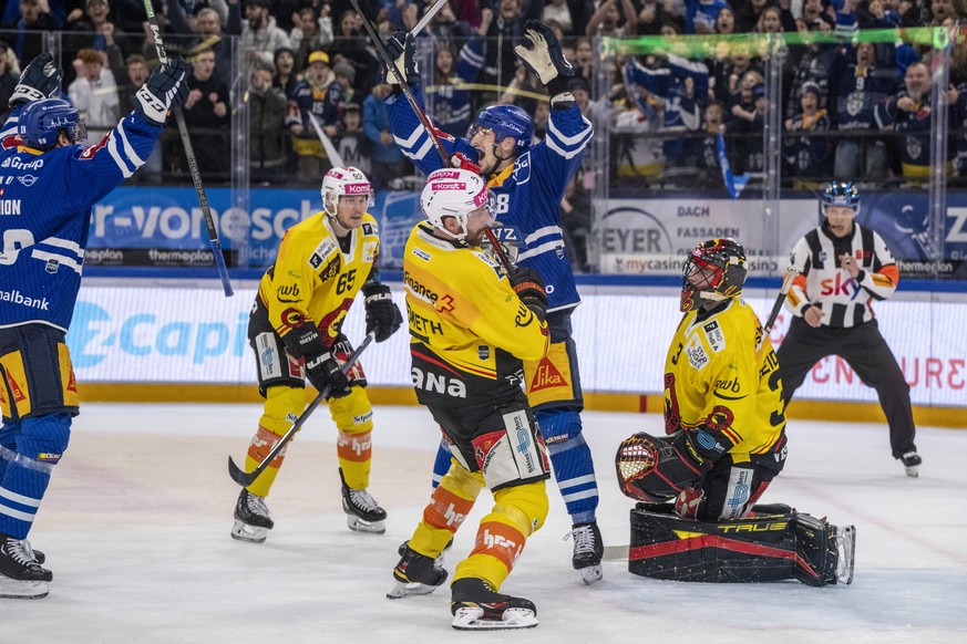 Die Zuger mit Dario Simion, links, und Fabrice Herzog, mitte rechts, feiern das Tor zum 1:0 vor Torhueter Adam Reideborn, rechts, von Bern beim Eishockey Playoff 1/4 Final, Spiel 7 der National League ...