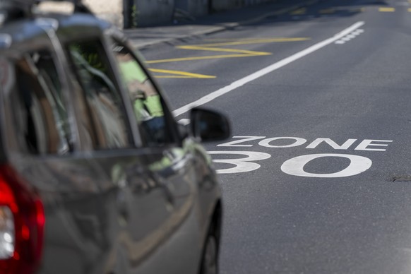 Der Tempo 30 an der Bernstrasse in Luzern anlaesslich einer Medienkonferenz der 7 Luzerner Quartiervereine Hochwacht, BaBel, Maihof, Guetsch,Hirschmatt-Neustadt, und Obergrund in welcher sie zu sofort ...