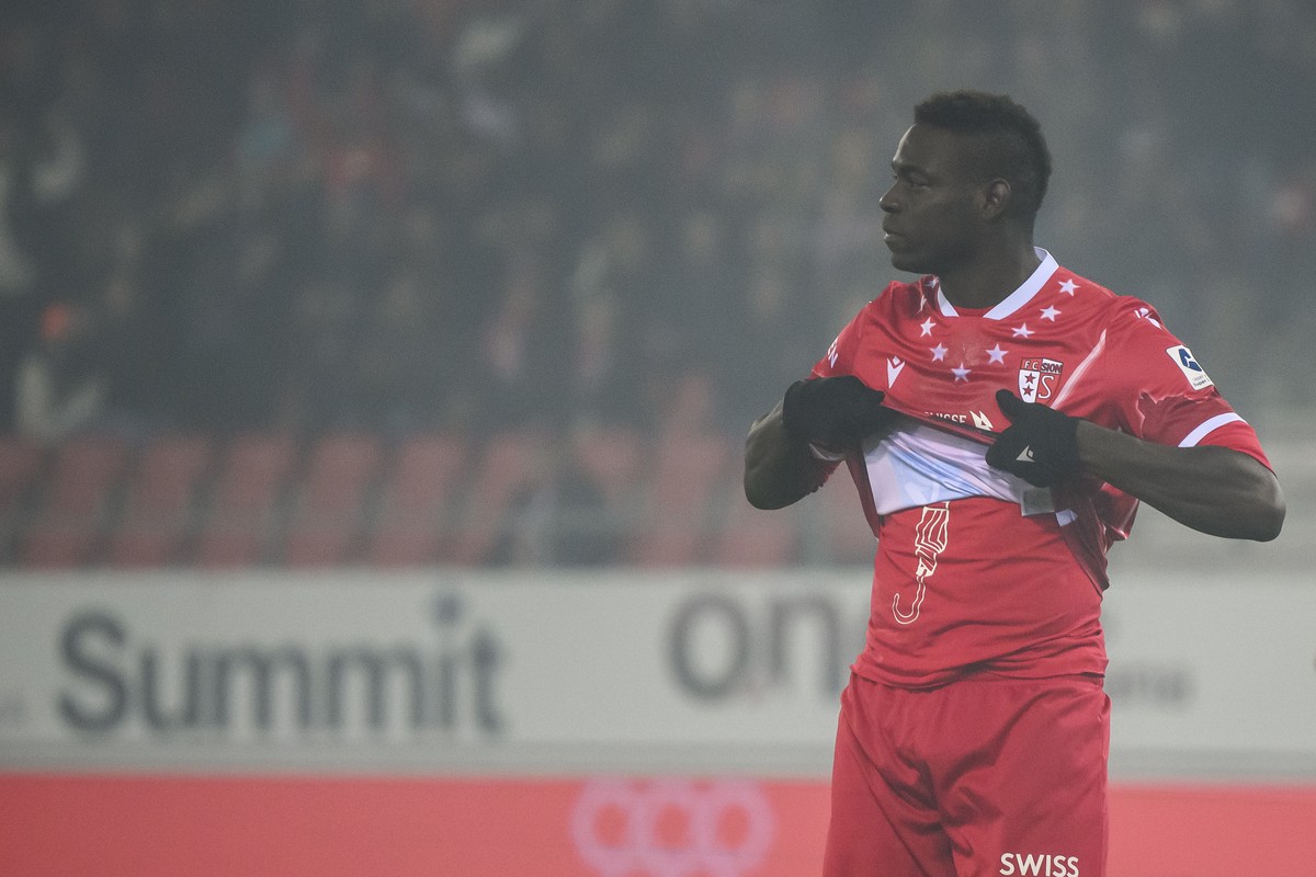 L'attaquant valaisan Mario Balotelli, celebre le premier but valaisan marque sur penalty lors de la rencontre du championnat de football de Super League entre le FC Sion et le FC St. Gallen le sa ...
