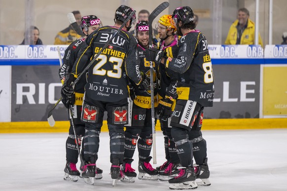 Ajoies Daniel Audette, Mitte, freut sich ueber sein Tor zum 1:0 im Eishockey-Qualifikationsspiel der National League zwischen dem HC Ajoie und dem EHC Kloten in der Raiffeisen Arena in Porrentruy, am  ...