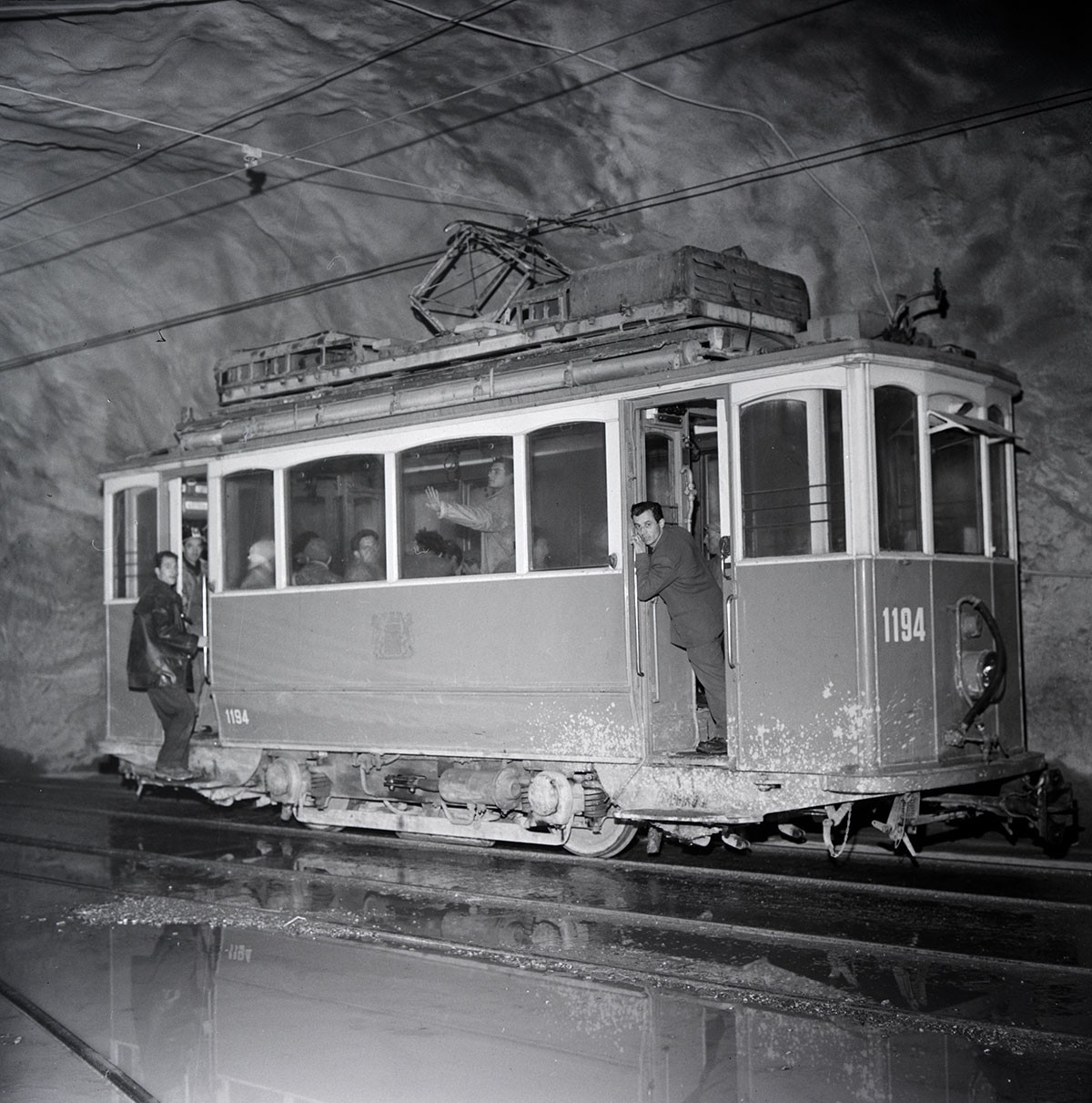 Stollentram der Verkehrsbetriebe Zürich, welches das Stadtbild bis Anfang 1950 nachhaltig geprägt hat, beim Bau der Linth-Limmern-Kraftwerke 1960.
https://ba.e-pics.ethz.ch/catalog/ETHBIB.Bildarchiv/r ...