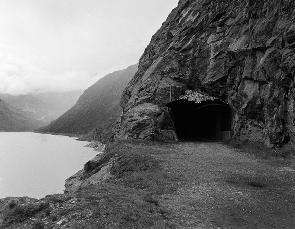 Ein Tunnel oberhalb des Stausees Mattmark im Saastal.