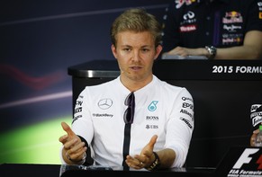 Nico Rosberg deutet im ersten Training die Überlegenheit der Mercedes an.