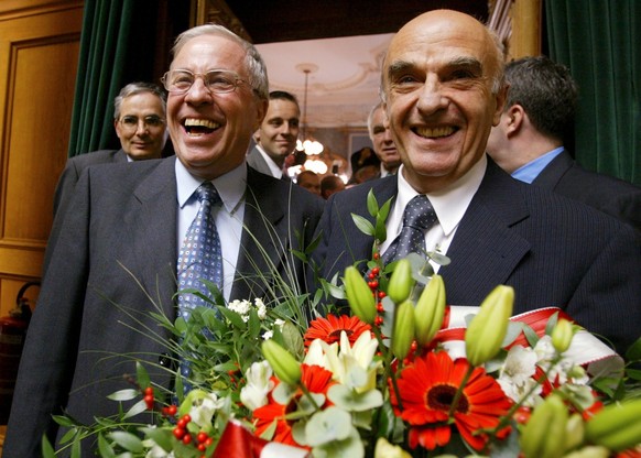 Die neu gewählten Bundesräte Christoph Blocher und Hans-Rudolf Merz 2003 im Bundeshaus. 2007 wurde Blocher nicht wiedergewählt. Ein Jahr später nominierte die SVP-Fraktion Christoph Blocher neben ...