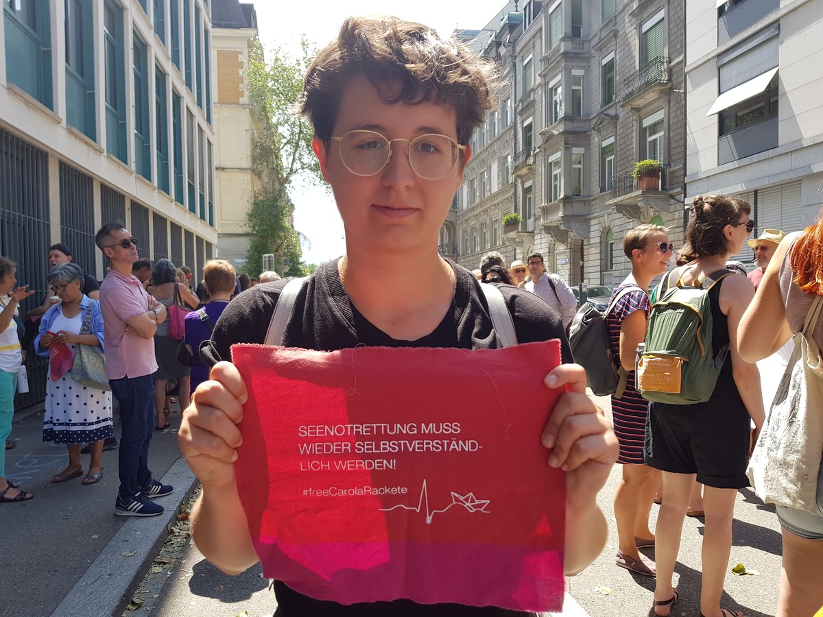 Demonstrantin an der Spontandemo gegen die Verhaftung von Carola Rackete