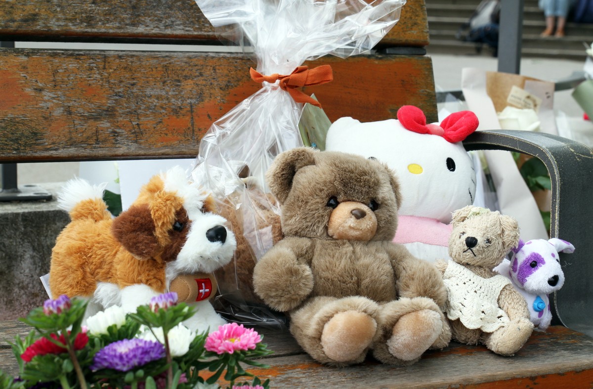 epa10680999 Tributes at the scene of a knife attack in the Paquier d'Annecy park in Annecy, France, 09 June 2023. On 08 June, a man had carried out an attack with a knife injuring at least six pe ...