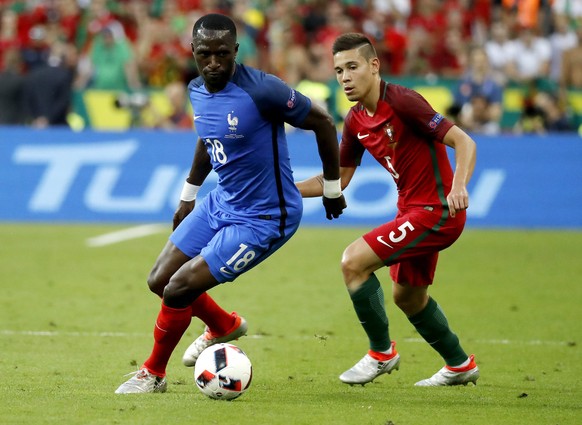 epa05419185 Raphael Guerreiro of Portugal (R) and Moussa Sissoko of France in action during the UEFA EURO 2016 Final match between Portugal and France at Stade de France in Saint-Denis, France, 10 Jul ...