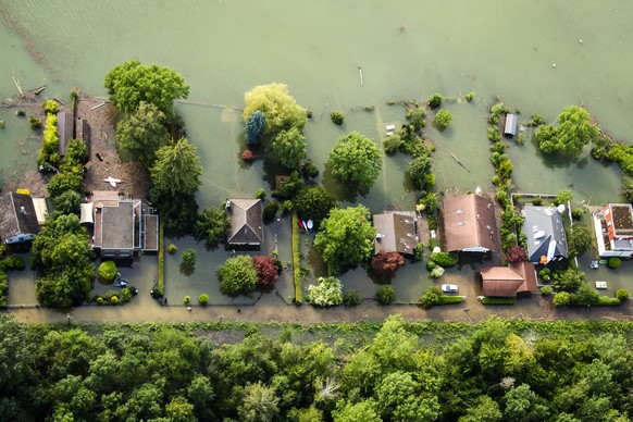 Une vue aerienne montre l&#039;eau du lac de Bienne (Bielersee) qui entoure des maisons lors de la montee de l&#039;eau du lac de Bienne suite aux fortes precipitations des derniers jours le vendredi  ...